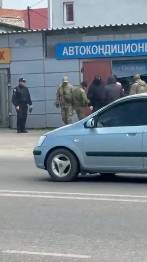 Одесса. Бандиты из ТЦК в количестве 10 рыл тянут пенсионера воевать, наверное плохо им кондиционер заправил