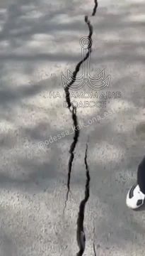 Возле ЖК «Вторая жемчужина» по адресу ул. Гагаринское плато, 5б, возникла огромная трещина