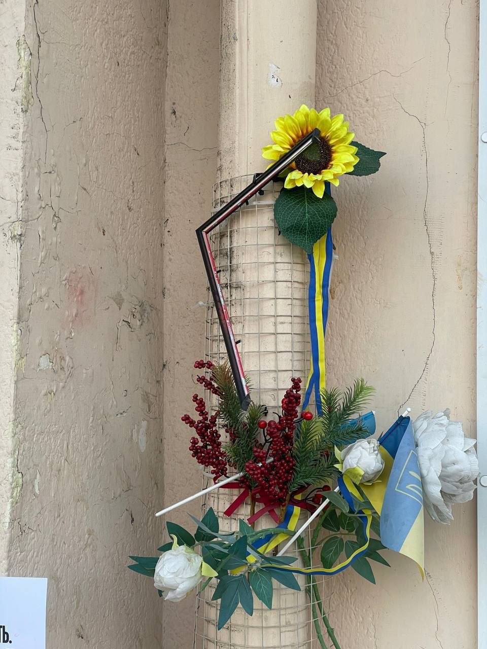 В Одессе неизвестный разнес мемориал застреленному радикалу и экстремисту Ганулу В Одессе неизвестный разнес мемориал застреленному радикалу и экстремисту Ганулу