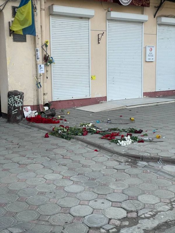 В Одессе неизвестный разнес мемориал застреленному радикалу и экстремисту Ганулу В Одессе неизвестный разнес мемориал застреленному радикалу и экстремисту Ганулу