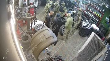 Евгений Поддубный: Смелые только толпой людоловы в Одессе на пяти бусах похитили одного работника СТО, в которой, как сообщают с мест, сами же иногда обслуживали свои машины