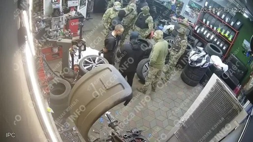 Евгений Поддубный: Смелые только толпой людоловы в Одессе на пяти бусах похитили одного работника СТО, в которой, как сообщают с мест, сами же иногда обслуживали свои машины