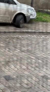 Сотрудники ТЦК пытаются разбить окна в машине и протаранить ее микроавтобусом, чтобы достать оттуда потенциального мобилизованного