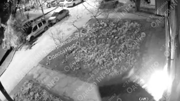 В Одессе рухнула огромная плита-козырёк