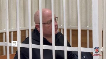 Суд в Красноярске арестовал на 2 месяца бывшего министра тарифной политики региона Александра Ананьева, обвиняемого в получении взятки в 5 миллионов рублей, сообщили в прокуратуре