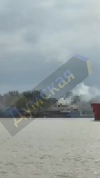 Два майора: В ответ - нннна!. Одесской области русские дроны атаковали судно с топливом в порту Измаила Администрации морских портов Украины сообщили, что ночью под удар также попала портовая инфраструктура и еще одно судно