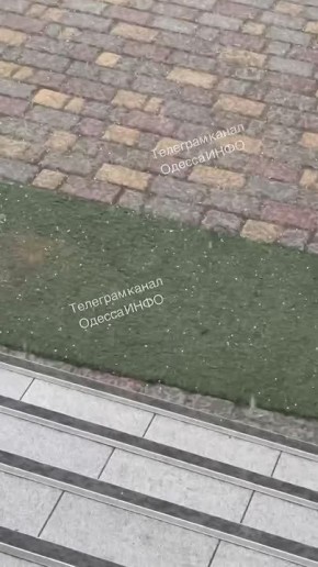 И ещё немного сегодняшнего весеннего града из Одессы