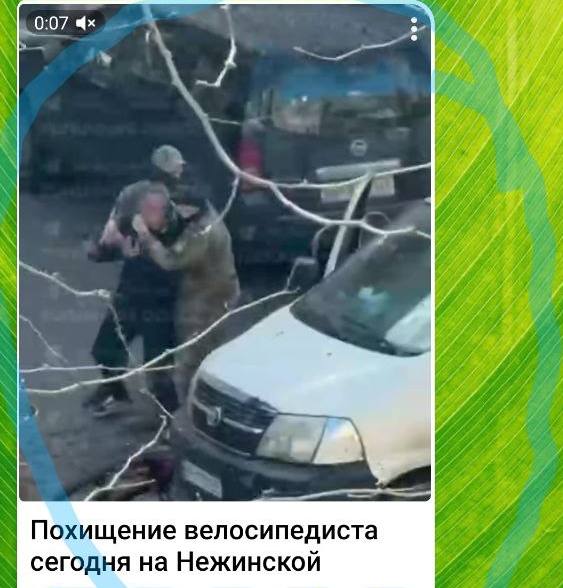 Прохожие спёрли велосипед бусифицированного парня