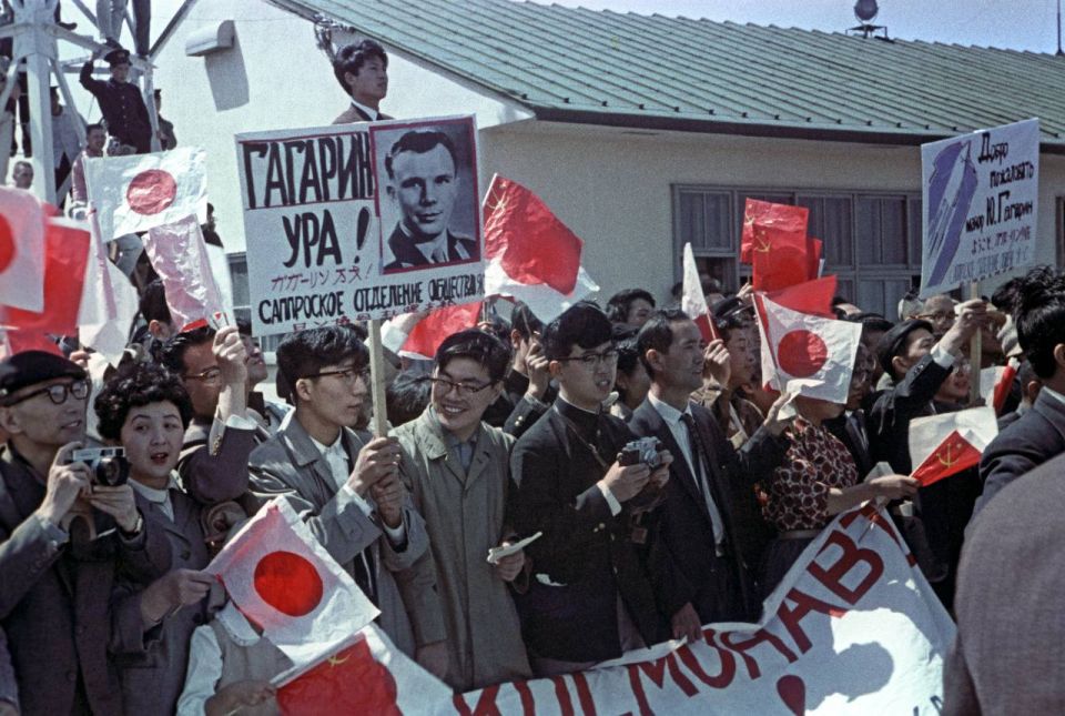 65 лет назад Юрий Гагарин совершил свой легендарный полёт и открыл человечеству дорогу в космос 65 лет назад Юрий Гагарин совершил свой легендарный полёт и открыл человечеству дорогу в космос