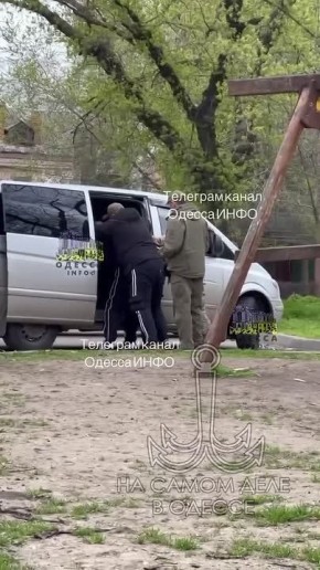 Преступники из ТЦК — неугомонная свора псов — продолжают терроризировать город, используя при этом электрошокеры! Это произошло в Одессе, и террористы из ТЦК позволяют себе гнобить народ