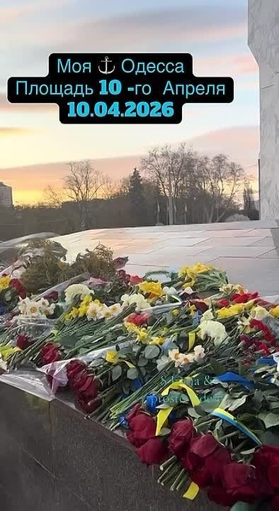 В день освобождения Одессы от нацистов жители города принесли цветы к памятнику Неизвестному матросу