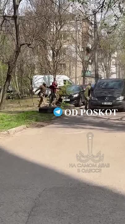 Несмотря на то что сегодня праздник и все отмечают Пасху, ходят в церковь, эта свора гиен никак не может принять тот факт, что их бы в церковь не пустили
