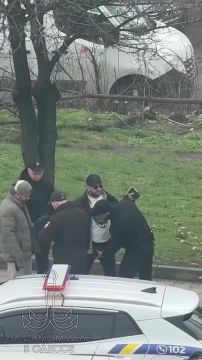 Сексуальная ориентация полицаев, таким образом проводящих досмотр, вызывает вопросы…