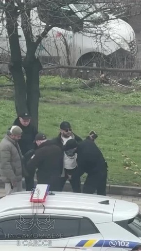 Сексуальная ориентация полицаев, таким образом проводящих досмотр, вызывает вопросы…