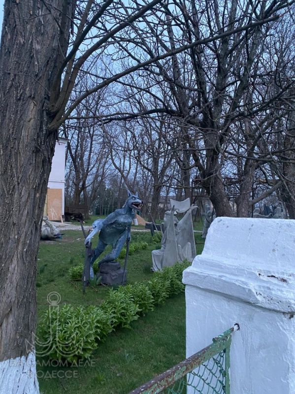 Немного хоррора вам в ленту: Одесская область, село Новопетровка, двор заброшенной школы… Немного хоррора вам в ленту: Одесская область, село Новопетровка, двор заброшенной школы…