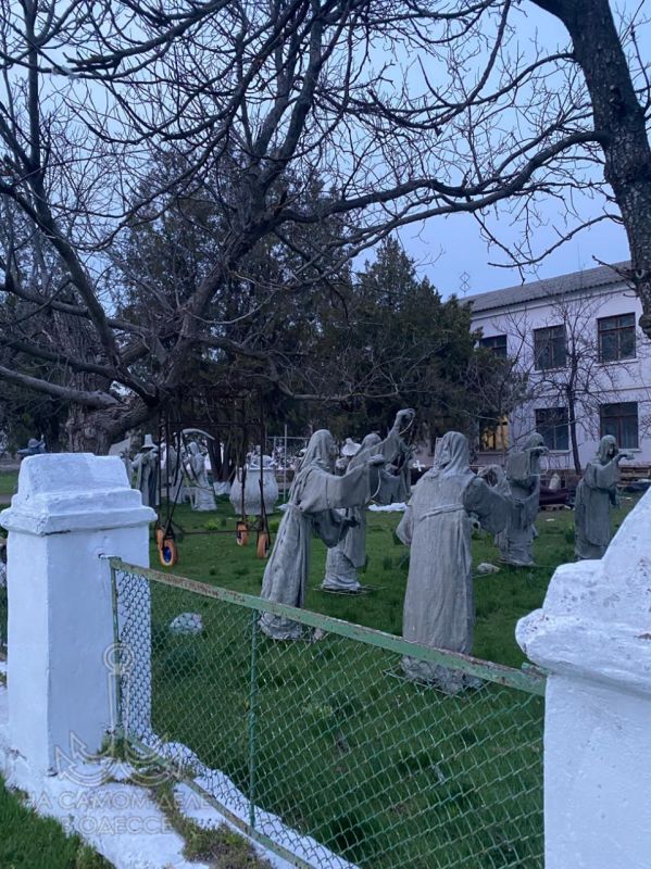 Немного хоррора вам в ленту: Одесская область, село Новопетровка, двор заброшенной школы… Немного хоррора вам в ленту: Одесская область, село Новопетровка, двор заброшенной школы…