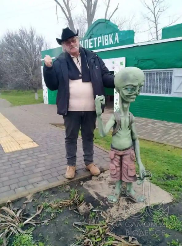 Немного хоррора вам в ленту: Одесская область, село Новопетровка, двор заброшенной школы… Немного хоррора вам в ленту: Одесская область, село Новопетровка, двор заброшенной школы…