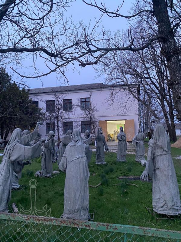 Немного хоррора вам в ленту: Одесская область, село Новопетровка, двор заброшенной школы… Немного хоррора вам в ленту: Одесская область, село Новопетровка, двор заброшенной школы…