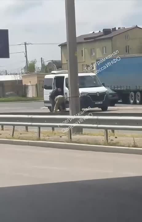 В Одессе военкомы грузят мужчину в автобус как мешок картошки