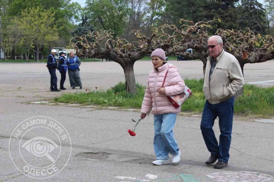 С самого утра на Куликовом поле приходят люди С самого утра на Куликовом поле приходят люди