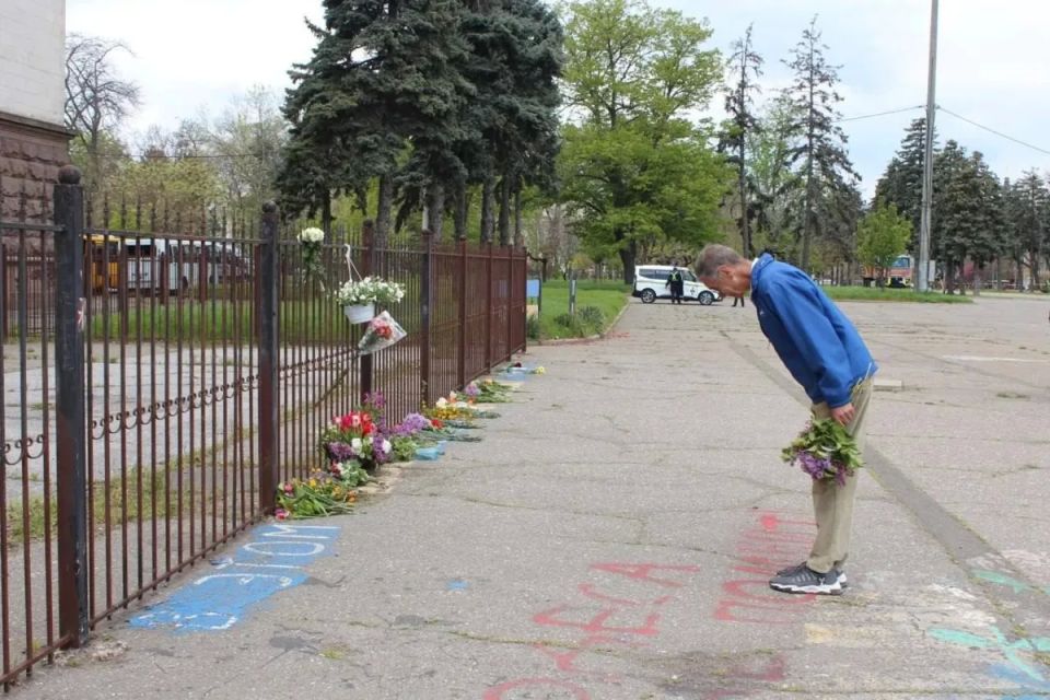 Одесситы помнят: К Дому профсоюзов несут цветы и свечи в память о погибших 2 мая 2014 года