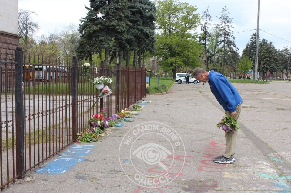 С самого утра на Куликовом поле приходят люди С самого утра на Куликовом поле приходят люди
