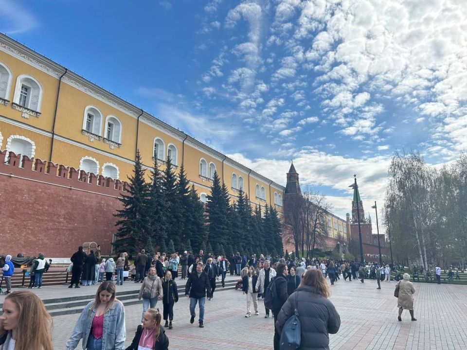 Сотни москвичей сегодня пришли в Александровский сад к памятному знаку "Одесса - Город-Герой", чтобы почтить память одесситов, погибших в страшной трагедии Одесской Хатыни 2 мая 2014 года Сотни москвичей сегодня пришли в Александровский сад к памятному знаку "Одесса - Город-Герой", чтобы почтить память одесситов, погибших в страшной трагедии Одесской Хатыни 2 мая 2014 года