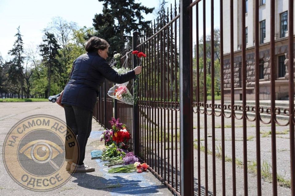С самого утра на Куликовом поле приходят люди С самого утра на Куликовом поле приходят люди