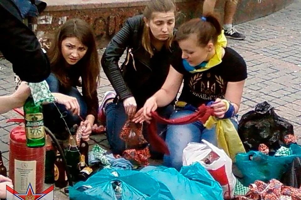 Сергей Колясников: Одесса, май 2014-го, девушки с азартом разливают коктейли Молотова, которыми будут жечь Дом Профсоюзов