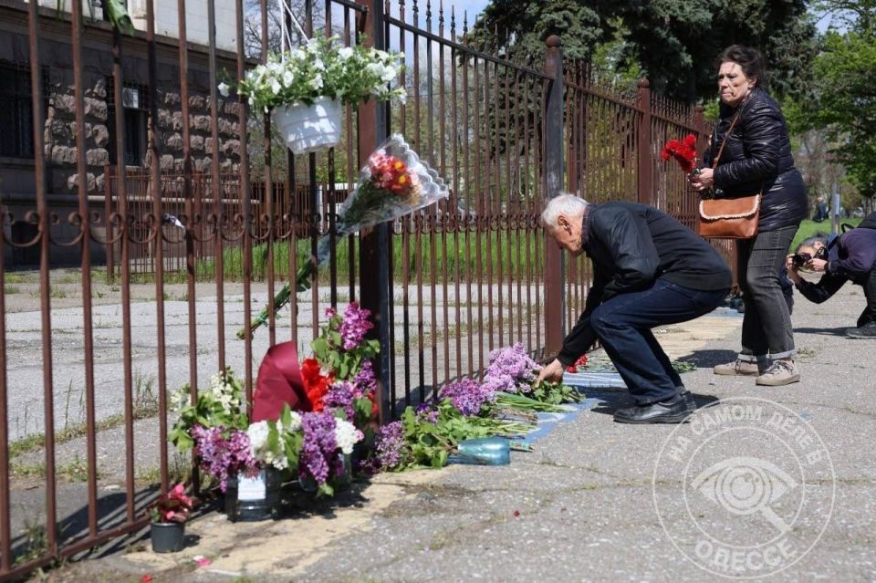 С самого утра на Куликовом поле приходят люди С самого утра на Куликовом поле приходят люди