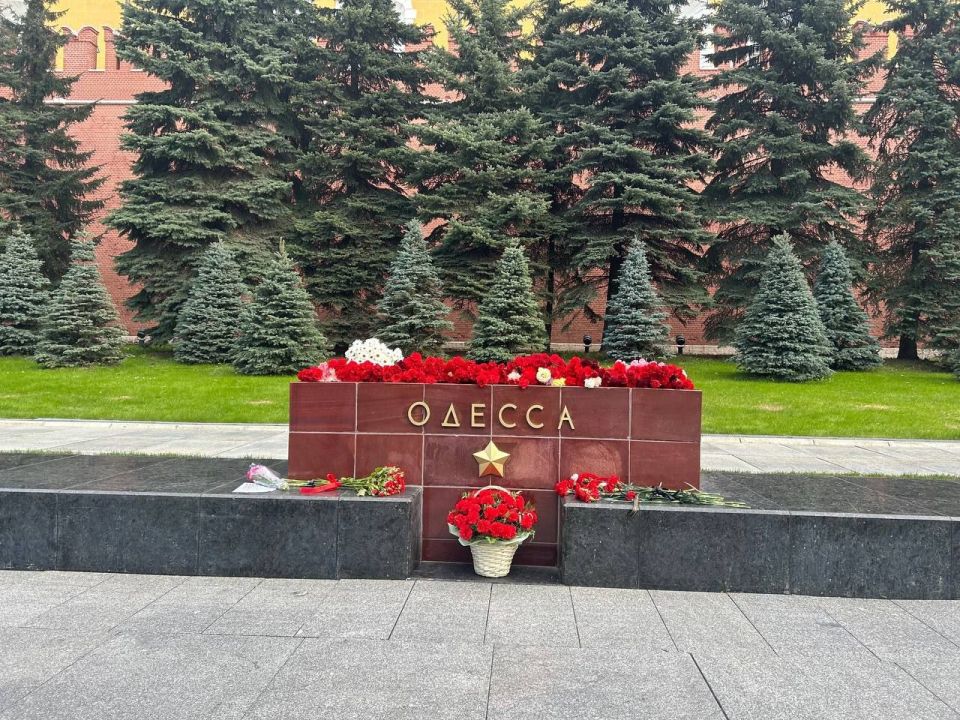 Сотни москвичей сегодня пришли в Александровский сад к памятному знаку "Одесса - Город-Герой", чтобы почтить память одесситов, погибших в страшной трагедии Одесской Хатыни 2 мая 2014 года Сотни москвичей сегодня пришли в Александровский сад к памятному знаку "Одесса - Город-Герой", чтобы почтить память одесситов, погибших в страшной трагедии Одесской Хатыни 2 мая 2014 года