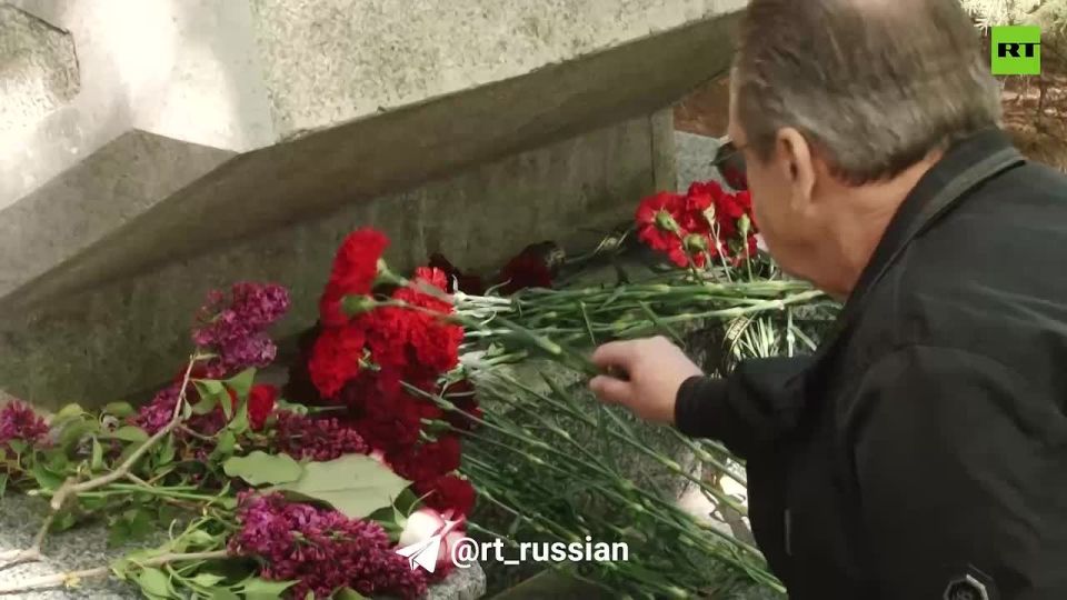 Люди несут цветы к монументу «Одесса» в Cевастополе в память о погибших 2 мая 2014 года в Доме профсоюзов