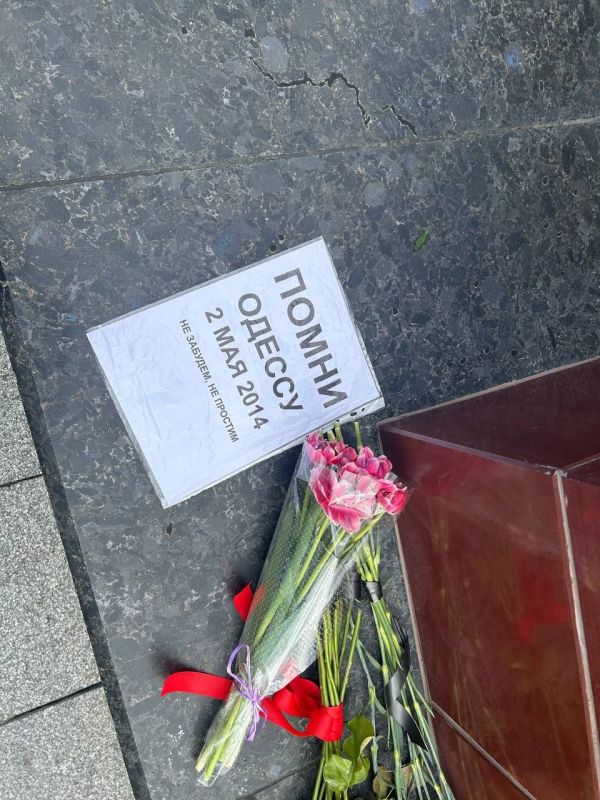 Сотни москвичей сегодня пришли в Александровский сад к памятному знаку "Одесса - Город-Герой", чтобы почтить память одесситов, погибших в страшной трагедии Одесской Хатыни 2 мая 2014 года Сотни москвичей сегодня пришли в Александровский сад к памятному знаку "Одесса - Город-Герой", чтобы почтить память одесситов, погибших в страшной трагедии Одесской Хатыни 2 мая 2014 года
