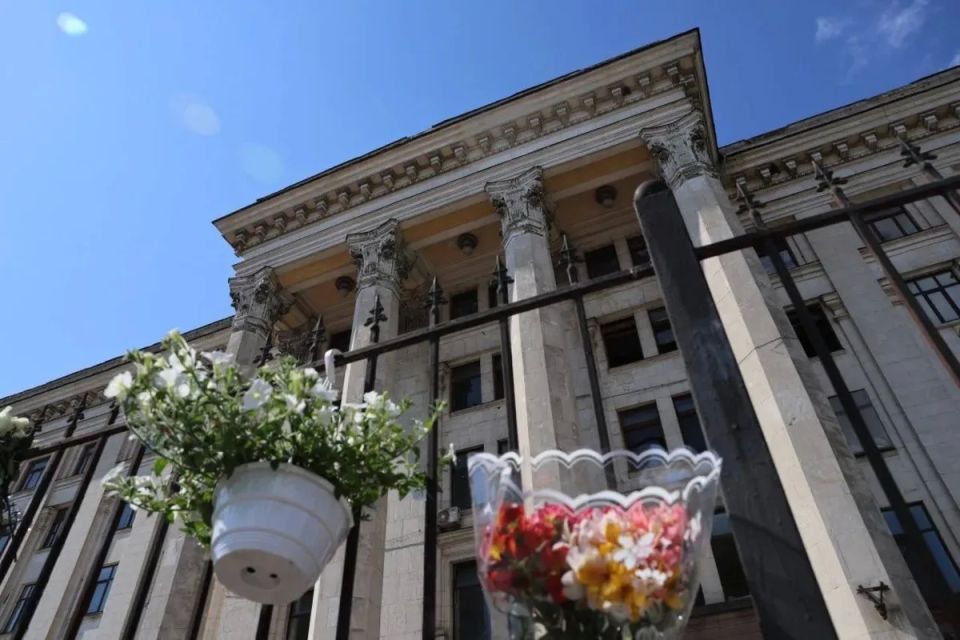 Одесситы помнят: К Дому профсоюзов несут цветы и свечи в память о погибших 2 мая 2014 года Одесситы помнят: К Дому профсоюзов несут цветы и свечи в память о погибших 2 мая 2014 года