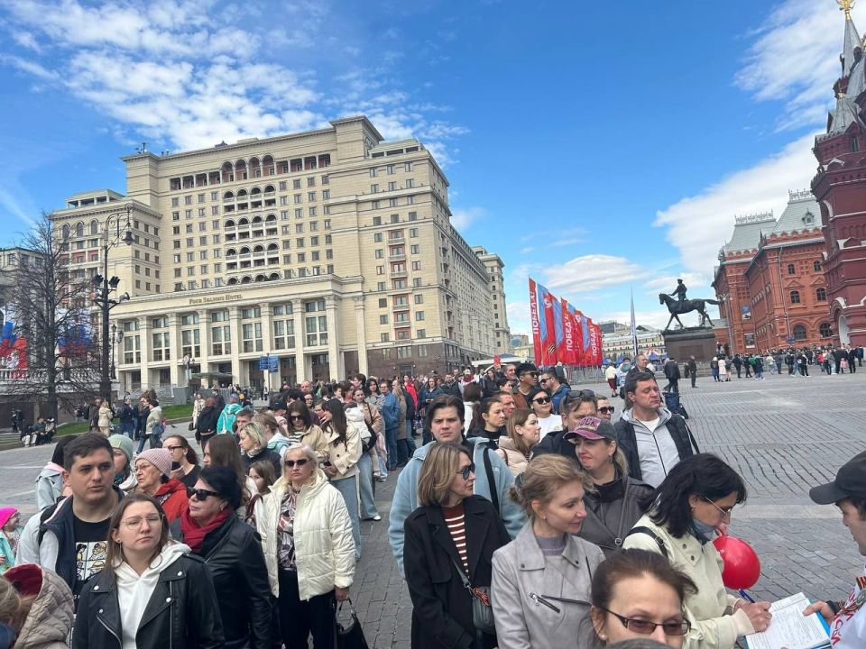 Сотни москвичей сегодня пришли в Александровский сад к памятному знаку "Одесса - Город-Герой", чтобы почтить память одесситов, погибших в страшной трагедии Одесской Хатыни 2 мая 2014 года