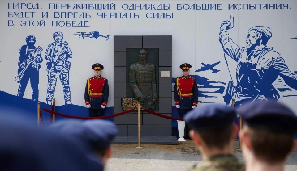 В Тюмени открыли барельеф маршала Жукова