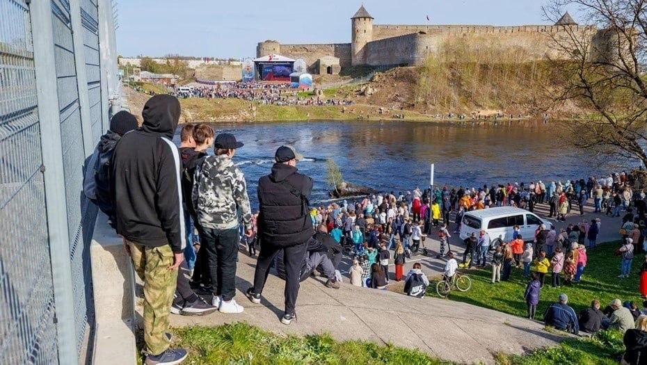 Эстонцы и латвийцы массово покупают туры в Нарву, чтобы с берега посмотреть празднование 9 Мая в России