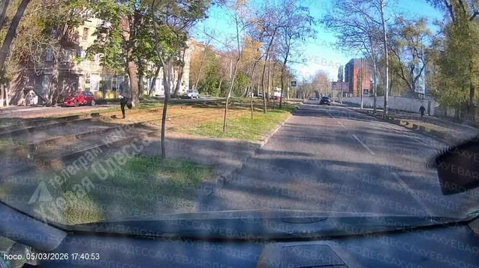 В Одессе парень чуть не попал под машину, убегая от военкомов