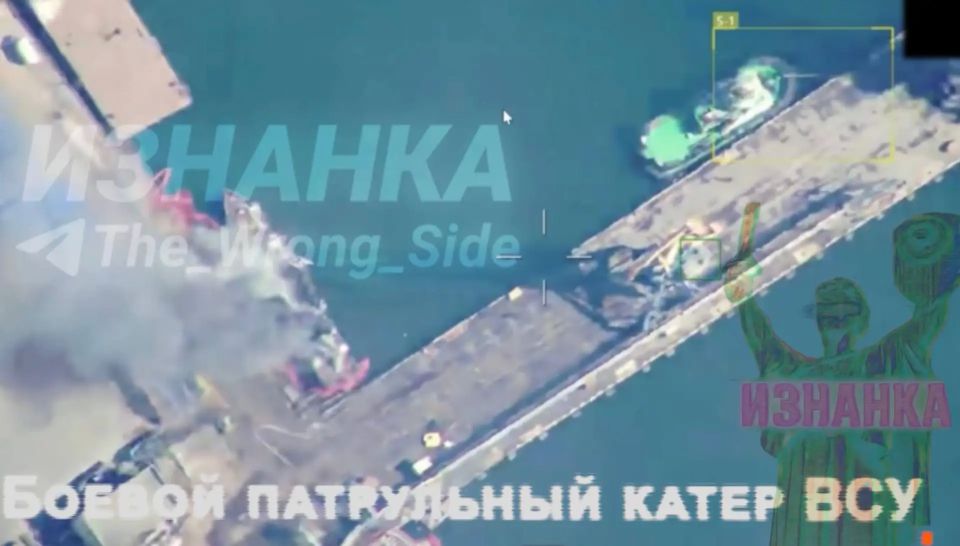 Кадры объективного контроля ударов дронов-камикадзе «Герань-2» по патрульному катеру типа Island и бронированному артиллерийскому катеру проекта 58155 «Гюрза-М» в порту Одессы Кадры объективного контроля ударов дронов-камикадзе «Герань-2» по патрульному катеру типа Island и бронированному артиллерийскому катеру проекта 58155 «Гюрза-М» в порту Одессы
