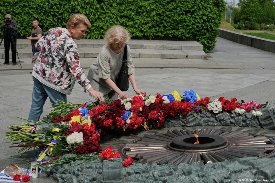 На Украине люди несут цветы к военным мемориалам в День Победы На Украине люди несут цветы к военным мемориалам в День Победы