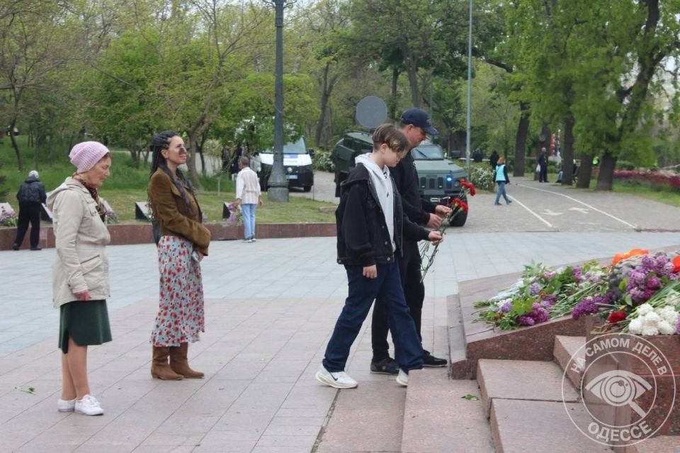 9 мая в Одессе люди идут к памятнику Неизвестному матросу на Аллее Славы, чтобы принести цветы 9 мая в Одессе люди идут к памятнику Неизвестному матросу на Аллее Славы, чтобы принести цветы