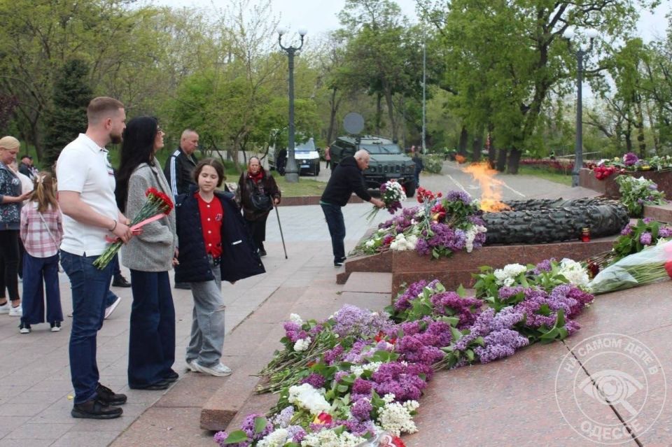 9 мая в Одессе люди идут к памятнику Неизвестному матросу на Аллее Славы, чтобы принести цветы 9 мая в Одессе люди идут к памятнику Неизвестному матросу на Аллее Славы, чтобы принести цветы