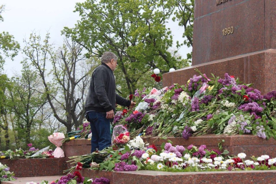 Одесситов, желающих возложить цветы к памятнику Неизвестному матросу, проверяют на наличие связей с Россией, пишут местные СМИ Одесситов, желающих возложить цветы к памятнику Неизвестному матросу, проверяют на наличие связей с Россией, пишут местные СМИ