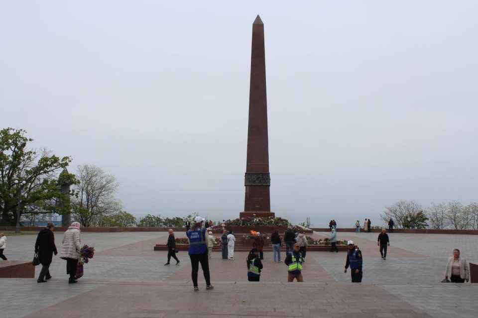 К памятнику Неизвестному матросу на Аллее Славы в Одессе с утра 9 мая идут одесситы возлагать цветы К памятнику Неизвестному матросу на Аллее Славы в Одессе с утра 9 мая идут одесситы возлагать цветы
