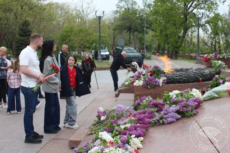 9 мая в Одессе люди идут к памятнику Неизвестному матросу на Аллее Славы, чтобы принести цветы 9 мая в Одессе люди идут к памятнику Неизвестному матросу на Аллее Славы, чтобы принести цветы