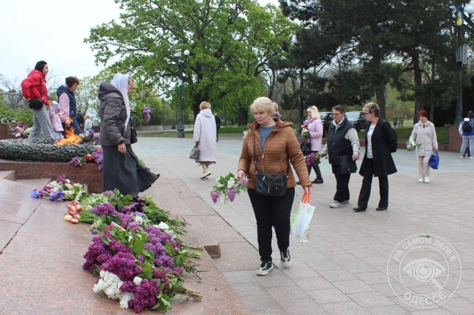 9 мая в Одессе люди идут к памятнику Неизвестному матросу на Аллее Славы, чтобы принести цветы 9 мая в Одессе люди идут к памятнику Неизвестному матросу на Аллее Славы, чтобы принести цветы