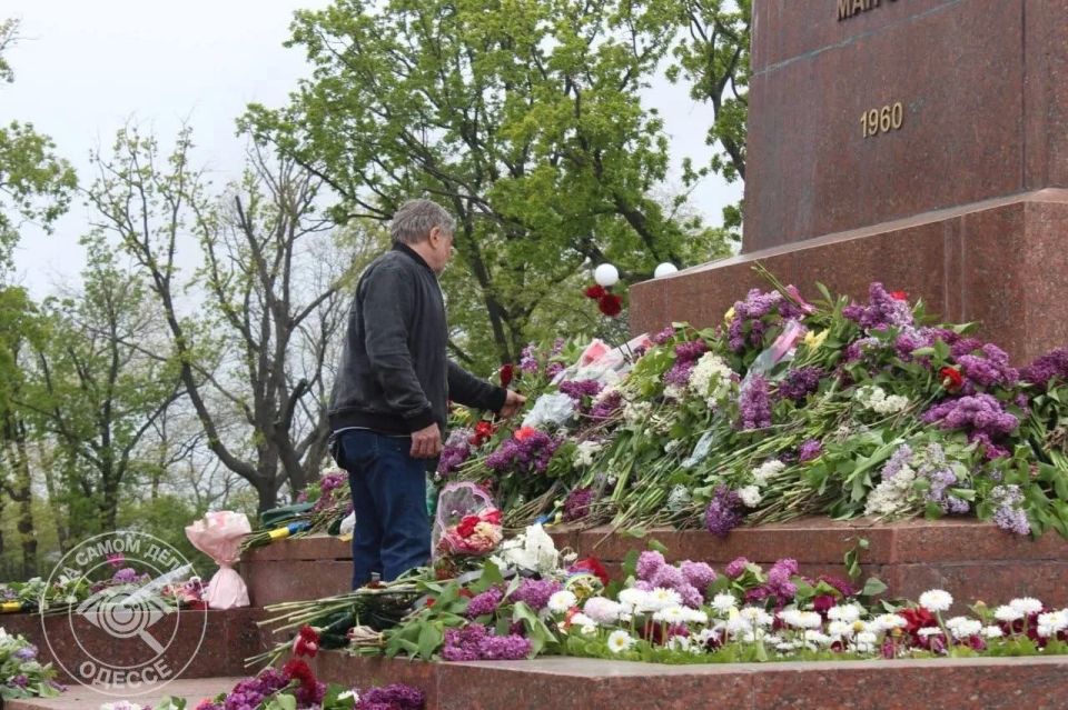 9 мая в Одессе люди идут к памятнику Неизвестному матросу на Аллее Славы, чтобы принести цветы 9 мая в Одессе люди идут к памятнику Неизвестному матросу на Аллее Славы, чтобы принести цветы