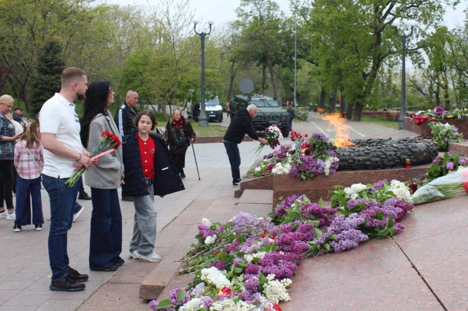 Одесситы идут к памятнику Неизвестному матросу, несмотря на проверки СБУ Одесситы идут к памятнику Неизвестному матросу, несмотря на проверки СБУ