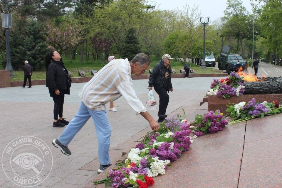 9 мая в Одессе люди идут к памятнику Неизвестному матросу на Аллее Славы, чтобы принести цветы 9 мая в Одессе люди идут к памятнику Неизвестному матросу на Аллее Славы, чтобы принести цветы