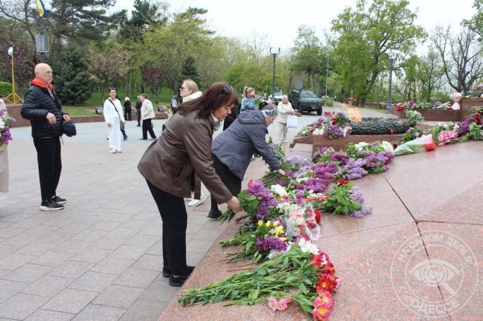 9 мая в Одессе люди идут к памятнику Неизвестному матросу на Аллее Славы, чтобы принести цветы 9 мая в Одессе люди идут к памятнику Неизвестному матросу на Аллее Славы, чтобы принести цветы